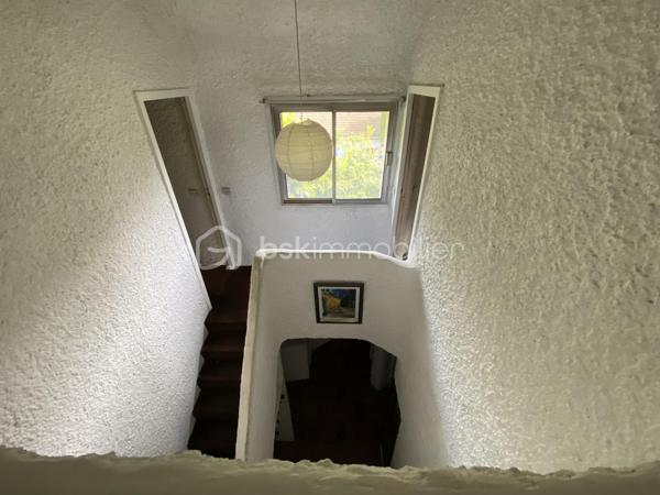 Entrez… et laissez-vous séduire par votre futur chez-vous !

Nous sommes ravis de vous présenter cette superbe maison contemporaine, située dans un environnement recherché pour son calme et sa proximité avec les commodités. Très lumineuse, et offrant de grand volumes de qualités, cette maison est idéale pour une famille en quête de confort quotidien et d'espaces.


Au rez-de-chaussée:
- Une belle entrée,
- Deux chambres avec salle d'eau/de bain. 

En 1er demi-palier: 
Un séjour / salle à manger très lumineux avec cheminée ouvrant sur une charmante terrasse, 
- une cuisine aménagée
- Un WC.

En 2 ème demi-palier avant le premier étage : 
- Deux chambres avec chacunes sa salle d'eau.

A l'étage : 
- Une grande mezzanine,
- Une suite parentale, comprenant une baignoire et des toilettes séparées.

Les +:
un sous-sol total comprenant :  Un grand garage, Une buanderie, Un cellier ainsi qu'un coin bricolage.

Travaux à prévoir : toiture, électricité, plomberie

Avec son architecture contemporaine pleine de caractère, cette maison constitue une belle opportunité de rénovation pour créer le cocon qui vous ressemble. Édifiée sur un terrain clos et arboré d’environ 900 m², elle invite à profiter d’un cadre paisible et verdoyant.

Faire vite ! Un bien rare et plein de potentiel, idéal pour les acquéreurs en quête d’un projet familial ou d’un investissement de qualité.