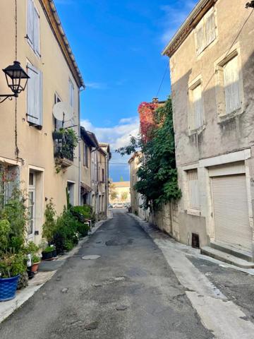 Maison à vendre en pierre 5 pièces, rénovée avec charme en plein cœur de Puylaroque (82)