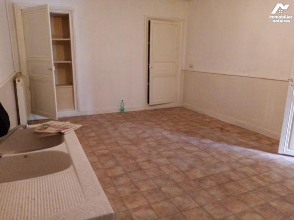 CENTRE-BOURG, S/TERRAIN DE 1.142m2, ENSEMBLE IMMOBILIER, à aménager, composé de :
1°) Maison d...