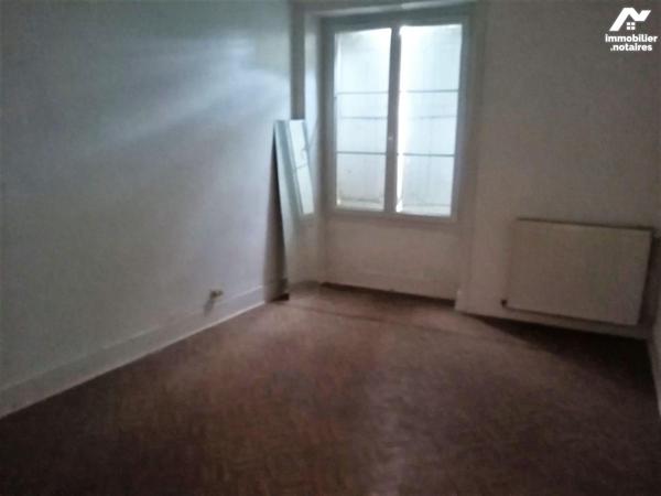 CENTRE-BOURG, S/TERRAIN DE 1.142m2, ENSEMBLE IMMOBILIER, à aménager, composé de :
1°) Maison d...