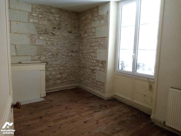 CENTRE-BOURG, S/TERRAIN DE 1.142m2, ENSEMBLE IMMOBILIER, à aménager, composé de :
1°) Maison d...