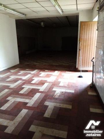 CENTRE-BOURG, S/TERRAIN DE 1.142m2, ENSEMBLE IMMOBILIER, à aménager, composé de :
1°) Maison d...