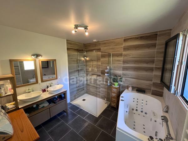 Villa d'architecte avec vue panoramique et terrain constructible de 3 844 m² – OUZOUS