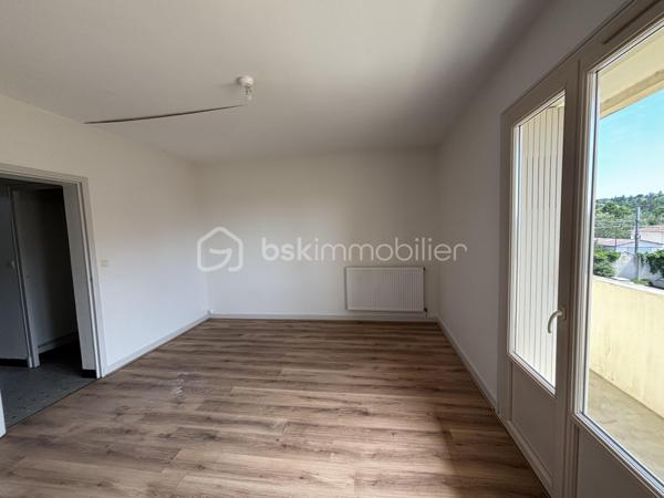 NOUVELLE AQUITAINE - AGEN EST 5 mns du centre ville Agen - Appartement de 4 pièces  (86 m²) - 3 chambres - Balcon 11 m² - Cave - Garage - Parking
Petite charge de copropriété mensuelle.
Situé au 2 eme étage (sans ascenseur) , belle superficie , très bon état général et distribution fonctionnelle ; 
Entrée donnant sur cuisine aménagée  et fermée de 12 m² avec placard de rangement. 
Pièce lumineuse donnant sur balcon ,
Grande Salle de bain , baignoire et lavabo 
3 chambres
Atout majeur garage, parking et grande cave 30 m² . Nombreux placards de rangement dans cet appartement
Quartier calme toutes commodité proche , écoles, parc, pharmacie , boulangerie....
Coté technique : chaudière gaz entretenue, interphone, électricité refaite, détecteur fumée