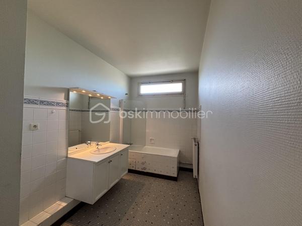 NOUVELLE AQUITAINE - AGEN EST 5 mns du centre ville Agen - Appartement de 4 pièces  (86 m²) - 3 chambres - Balcon 11 m² - Cave - Garage - Parking
Petite charge de copropriété mensuelle.
Situé au 2 eme étage (sans ascenseur) , belle superficie , très bon état général et distribution fonctionnelle ; 
Entrée donnant sur cuisine aménagée  et fermée de 12 m² avec placard de rangement. 
Pièce lumineuse donnant sur balcon ,
Grande Salle de bain , baignoire et lavabo 
3 chambres
Atout majeur garage, parking et grande cave 30 m² . Nombreux placards de rangement dans cet appartement
Quartier calme toutes commodité proche , écoles, parc, pharmacie , boulangerie....
Coté technique : chaudière gaz entretenue, interphone, électricité refaite, détecteur fumée