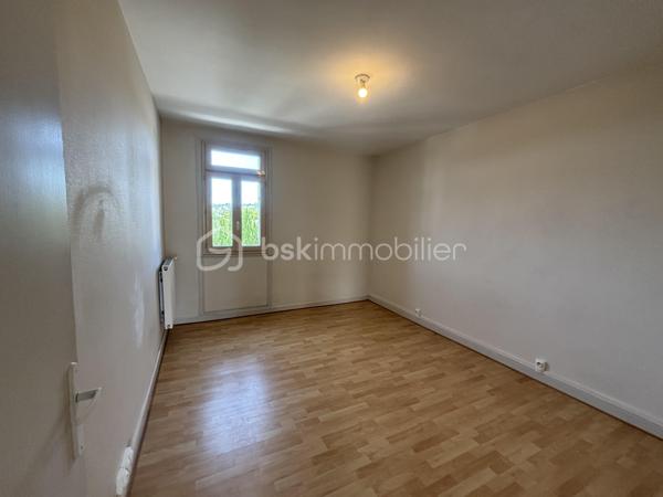 NOUVELLE AQUITAINE - AGEN EST 5 mns du centre ville Agen - Appartement de 4 pièces  (86 m²) - 3 chambres - Balcon 11 m² - Cave - Garage - Parking
Petite charge de copropriété mensuelle.
Situé au 2 eme étage (sans ascenseur) , belle superficie , très bon état général et distribution fonctionnelle ; 
Entrée donnant sur cuisine aménagée  et fermée de 12 m² avec placard de rangement. 
Pièce lumineuse donnant sur balcon ,
Grande Salle de bain , baignoire et lavabo 
3 chambres
Atout majeur garage, parking et grande cave 30 m² . Nombreux placards de rangement dans cet appartement
Quartier calme toutes commodité proche , écoles, parc, pharmacie , boulangerie....
Coté technique : chaudière gaz entretenue, interphone, électricité refaite, détecteur fumée