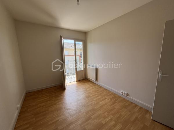 NOUVELLE AQUITAINE - AGEN EST 5 mns du centre ville Agen - Appartement de 4 pièces  (86 m²) - 3 chambres - Balcon 11 m² - Cave - Garage - Parking
Petite charge de copropriété mensuelle.
Situé au 2 eme étage (sans ascenseur) , belle superficie , très bon état général et distribution fonctionnelle ; 
Entrée donnant sur cuisine aménagée  et fermée de 12 m² avec placard de rangement. 
Pièce lumineuse donnant sur balcon ,
Grande Salle de bain , baignoire et lavabo 
3 chambres
Atout majeur garage, parking et grande cave 30 m² . Nombreux placards de rangement dans cet appartement
Quartier calme toutes commodité proche , écoles, parc, pharmacie , boulangerie....
Coté technique : chaudière gaz entretenue, interphone, électricité refaite, détecteur fumée