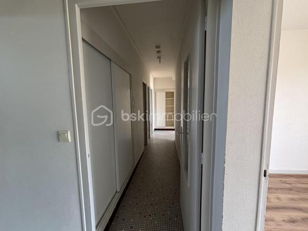 NOUVELLE AQUITAINE - AGEN EST 5 mns du centre ville Agen - Appartement de 4 pièces  (86 m²) - 3 chambres - Balcon 11 m² - Cave - Garage - Parking
Petite charge de copropriété mensuelle.
Situé au 2 eme étage (sans ascenseur) , belle superficie , très bon état général et distribution fonctionnelle ; 
Entrée donnant sur cuisine aménagée  et fermée de 12 m² avec placard de rangement. 
Pièce lumineuse donnant sur balcon ,
Grande Salle de bain , baignoire et lavabo 
3 chambres
Atout majeur garage, parking et grande cave 30 m² . Nombreux placards de rangement dans cet appartement
Quartier calme toutes commodité proche , écoles, parc, pharmacie , boulangerie....
Coté technique : chaudière gaz entretenue, interphone, électricité refaite, détecteur fumée