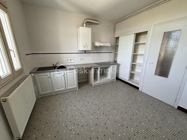 NOUVELLE AQUITAINE - AGEN EST 5 mns du centre ville Agen - Appartement de 4 pièces  (86 m²) - 3 chambres - Balcon 11 m² - Cave - Garage - Parking
Petite charge de copropriété mensuelle.
Situé au 2 eme étage (sans ascenseur) , belle superficie , très bon état général et distribution fonctionnelle ; 
Entrée donnant sur cuisine aménagée  et fermée de 12 m² avec placard de rangement. 
Pièce lumineuse donnant sur balcon ,
Grande Salle de bain , baignoire et lavabo 
3 chambres
Atout majeur garage, parking et grande cave 30 m² . Nombreux placards de rangement dans cet appartement
Quartier calme toutes commodité proche , écoles, parc, pharmacie , boulangerie....
Coté technique : chaudière gaz entretenue, interphone, électricité refaite, détecteur fumée