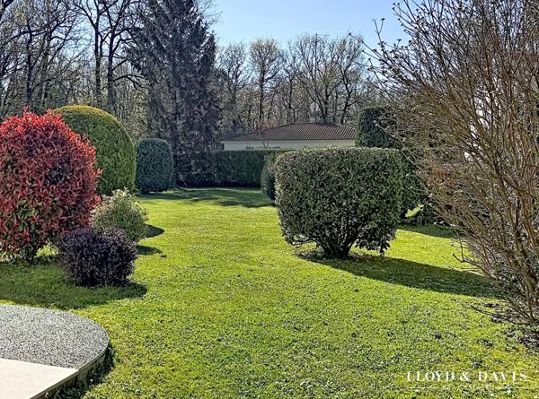 Plain-pied T4-5 sur 1000m² de terrain paysagé