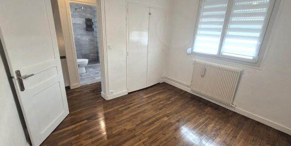 Belle Maison en Pierre ou de Caractère de 112 m² Rénovée avec Goût avec sa Cour fermée de 12 m², Terrasse de 56 m², Vérandas Chauffées, Garage de 32 m² avec Buanderie, Chaufferie PAC Air-Eau, Cuisine d'été et Terrain clos, arborés de 286 m² avec son Barbe