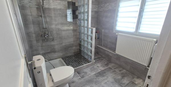 Belle Maison en Pierre ou de Caractère de 112 m² Rénovée avec Goût avec sa Cour fermée de 12 m², Terrasse de 56 m², Vérandas Chauffées, Garage de 32 m² avec Buanderie, Chaufferie PAC Air-Eau, Cuisine d'été et Terrain clos, arborés de 286 m² avec son Barbe