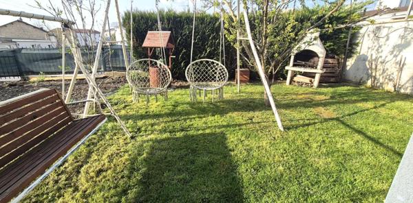 Belle Maison en Pierre ou de Caractère de 112 m² Rénovée avec Goût avec sa Cour fermée de 12 m², Terrasse de 56 m², Vérandas Chauffées, Garage de 32 m² avec Buanderie, Chaufferie PAC Air-Eau, Cuisine d'été et Terrain clos, arborés de 286 m² avec son Barbe