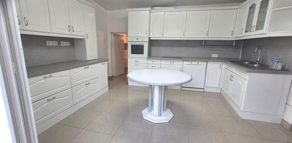 Belle Maison en Pierre ou de Caractère de 112 m² Rénovée avec Goût avec sa Cour fermée de 12 m², Terrasse de 56 m², Vérandas Chauffées, Garage de 32 m² avec Buanderie, Chaufferie PAC Air-Eau, Cuisine d'été et Terrain clos, arborés de 286 m² avec son Barbe