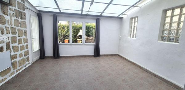 Belle Maison en Pierre ou de Caractère de 112 m² Rénovée avec Goût avec sa Cour fermée de 12 m², Terrasse de 56 m², Vérandas Chauffées, Garage de 32 m² avec Buanderie, Chaufferie PAC Air-Eau, Cuisine d'été et Terrain clos, arborés de 286 m² avec son Barbe