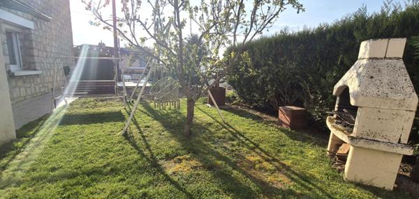 Belle Maison en Pierre ou de Caractère de 112 m² Rénovée avec Goût avec sa Cour fermée de 12 m², Terrasse de 56 m², Vérandas Chauffées, Garage de 32 m² avec Buanderie, Chaufferie PAC Air-Eau, Cuisine d'été et Terrain clos, arborés de 286 m² avec son Barbe