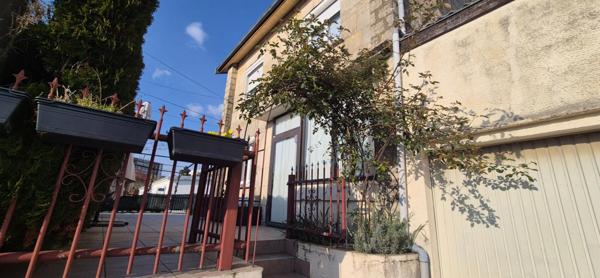 Belle Maison en Pierre ou de Caractère de 112 m² Rénovée avec Goût avec sa Cour fermée de 12 m², Terrasse de 56 m², Vérandas Chauffées, Garage de 32 m² avec Buanderie, Chaufferie PAC Air-Eau, Cuisine d'été et Terrain clos, arborés de 286 m² avec son Barbe