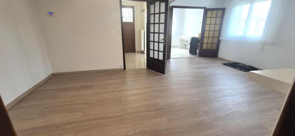 Belle Maison en Pierre ou de Caractère de 112 m² Rénovée avec Goût avec sa Cour fermée de 12 m², Terrasse de 56 m², Vérandas Chauffées, Garage de 32 m² avec Buanderie, Chaufferie PAC Air-Eau, Cuisine d'été et Terrain clos, arborés de 286 m² avec son Barbe