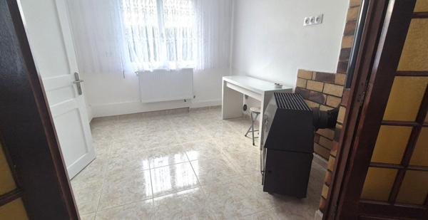 Belle Maison en Pierre ou de Caractère de 112 m² Rénovée avec Goût avec sa Cour fermée de 12 m², Terrasse de 56 m², Vérandas Chauffées, Garage de 32 m² avec Buanderie, Chaufferie PAC Air-Eau, Cuisine d'été et Terrain clos, arborés de 286 m² avec son Barbe