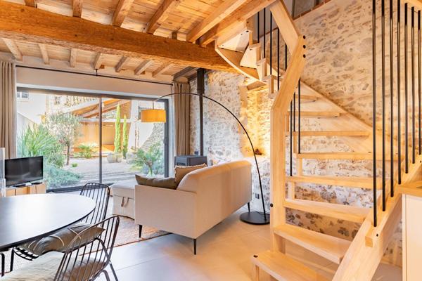 Maison de caractère rénovée avec jardin au coeur de la circulade de Bram