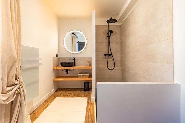 Maison de caractère rénovée avec jardin au coeur de la circulade de Bram