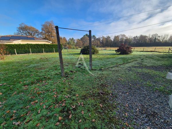 Une maison familiale pleine de potentiel sur un grand terrain clôturé? à découvrir sans tarder !