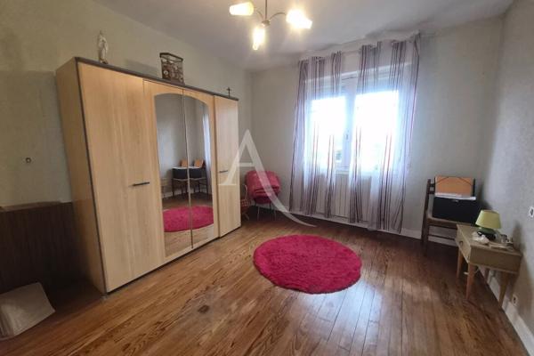 Une maison familiale pleine de potentiel sur un grand terrain clôturé? à découvrir sans tarder !