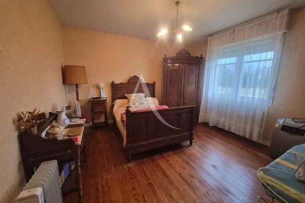 Une maison familiale pleine de potentiel sur un grand terrain clôturé? à découvrir sans tarder !