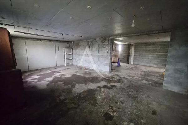 Une maison familiale pleine de potentiel sur un grand terrain clôturé? à découvrir sans tarder !