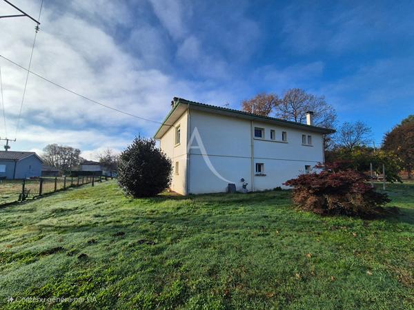 Une maison familiale pleine de potentiel sur un grand terrain clôturé? à découvrir sans tarder !