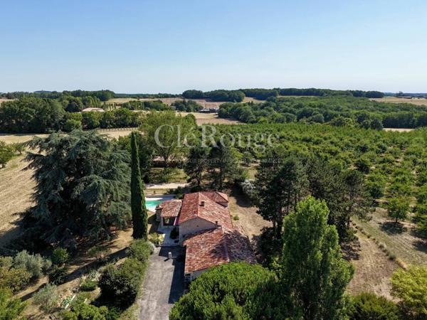 Proche de Pujols et le Lot – Élégante propriété de caractère de 5 chambres avec piscine chauffée et superbe parc arboré