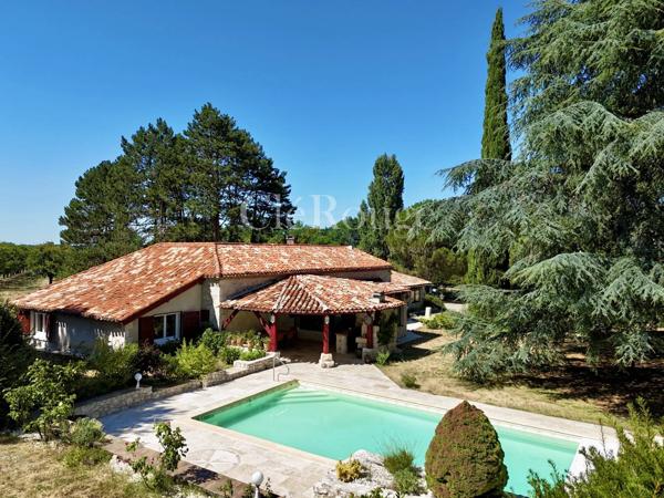 Proche de Pujols et le Lot – Élégante propriété de caractère de 5 chambres avec piscine chauffée et superbe parc arboré