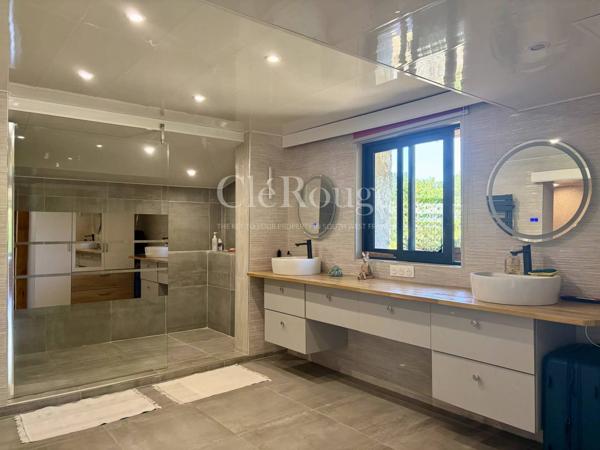 Proche de Pujols et le Lot – Élégante propriété de caractère de 5 chambres avec piscine chauffée et superbe parc arboré