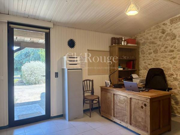 Proche de Pujols et le Lot – Élégante propriété de caractère de 5 chambres avec piscine chauffée et superbe parc arboré