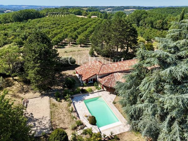 Proche de Pujols et le Lot – Élégante propriété de caractère de 5 chambres avec piscine chauffée et superbe parc arboré