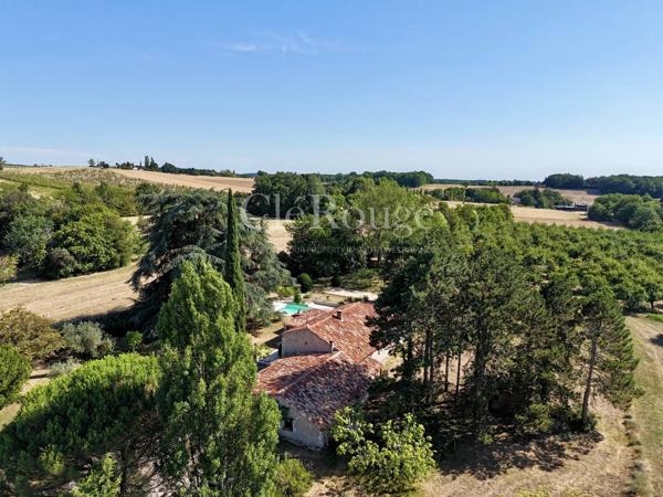 Proche de Pujols et le Lot – Élégante propriété de caractère de 5 chambres avec piscine chauffée et superbe parc arboré