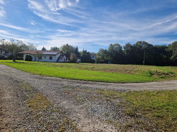 Terrain constructible à Urrugne 705 m2