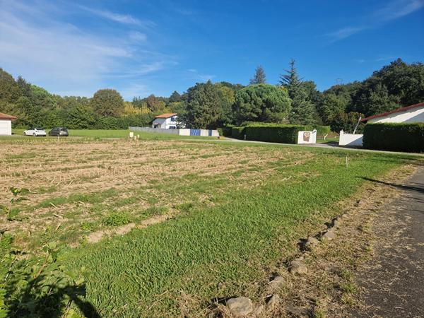 Terrain constructible à Urrugne 705 m2