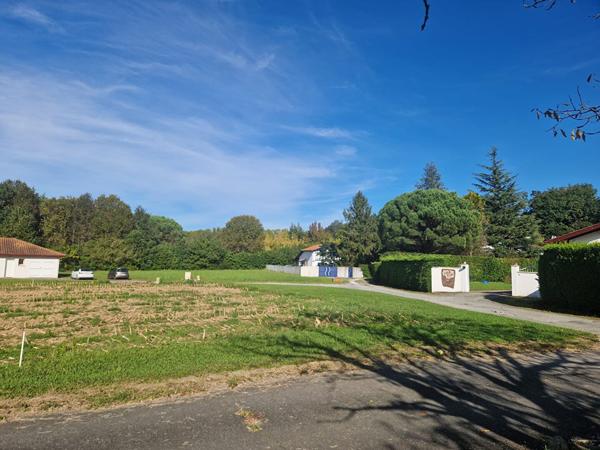 Terrain constructible à Urrugne 705 m2