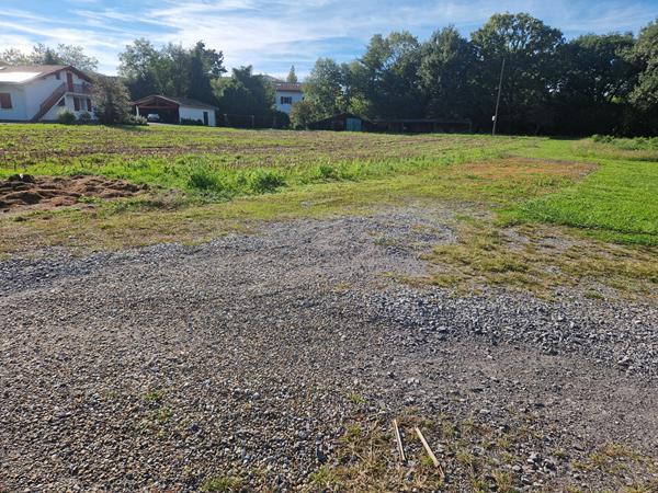 Terrain constructible à Urrugne 705 m2