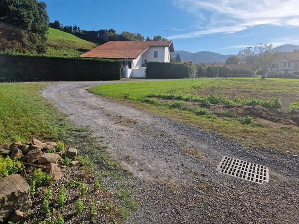 Terrain constructible à Urrugne 705 m2