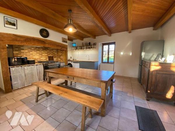 SANSAC-VEINAZES, sur 1524 m² de terrain clôt et arboré, maison auvergnate rénovée comprenant au...