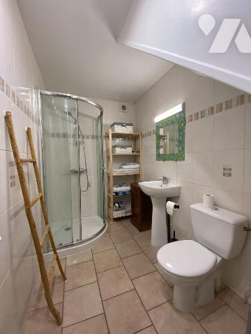 SANSAC-VEINAZES, sur 1524 m² de terrain clôt et arboré, maison auvergnate rénovée comprenant au...