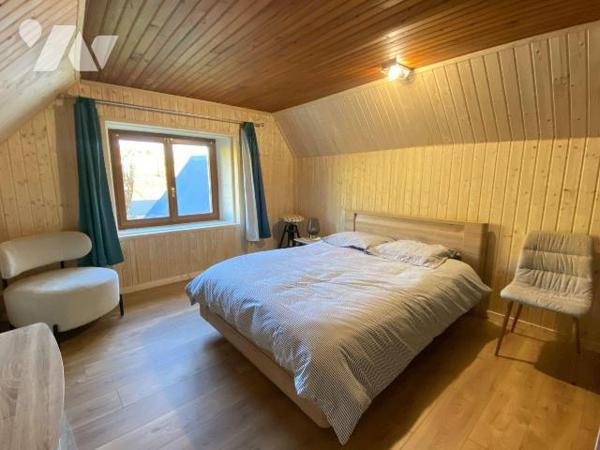 SANSAC-VEINAZES, sur 1524 m² de terrain clôt et arboré, maison auvergnate rénovée comprenant au...