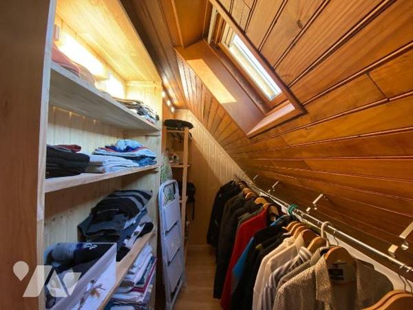 SANSAC-VEINAZES, sur 1524 m² de terrain clôt et arboré, maison auvergnate rénovée comprenant au...