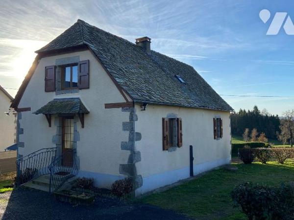 SANSAC-VEINAZES, sur 1524 m² de terrain clôt et arboré, maison auvergnate rénovée comprenant au...