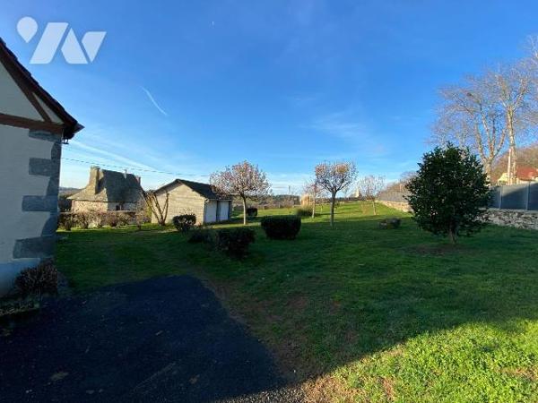 SANSAC-VEINAZES, sur 1524 m² de terrain clôt et arboré, maison auvergnate rénovée comprenant au...