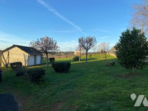 SANSAC-VEINAZES, sur 1524 m² de terrain clôt et arboré, maison auvergnate rénovée comprenant au...