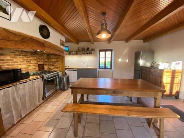 SANSAC-VEINAZES, sur 1524 m² de terrain clôt et arboré, maison auvergnate rénovée comprenant au...