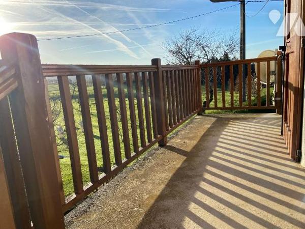 SANSAC-VEINAZES, sur 1524 m² de terrain clôt et arboré, maison auvergnate rénovée comprenant au...